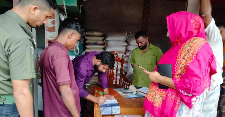 জরিমানা করছে ভ্রাম্যমাণ আদালত